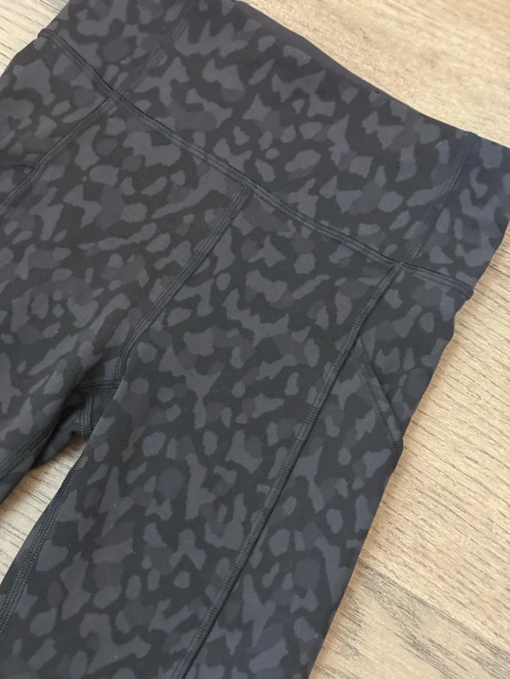 Lululemon Women's High-Waist Leggings - Black Leopard Print Sz 2 - Picture 2 of 5